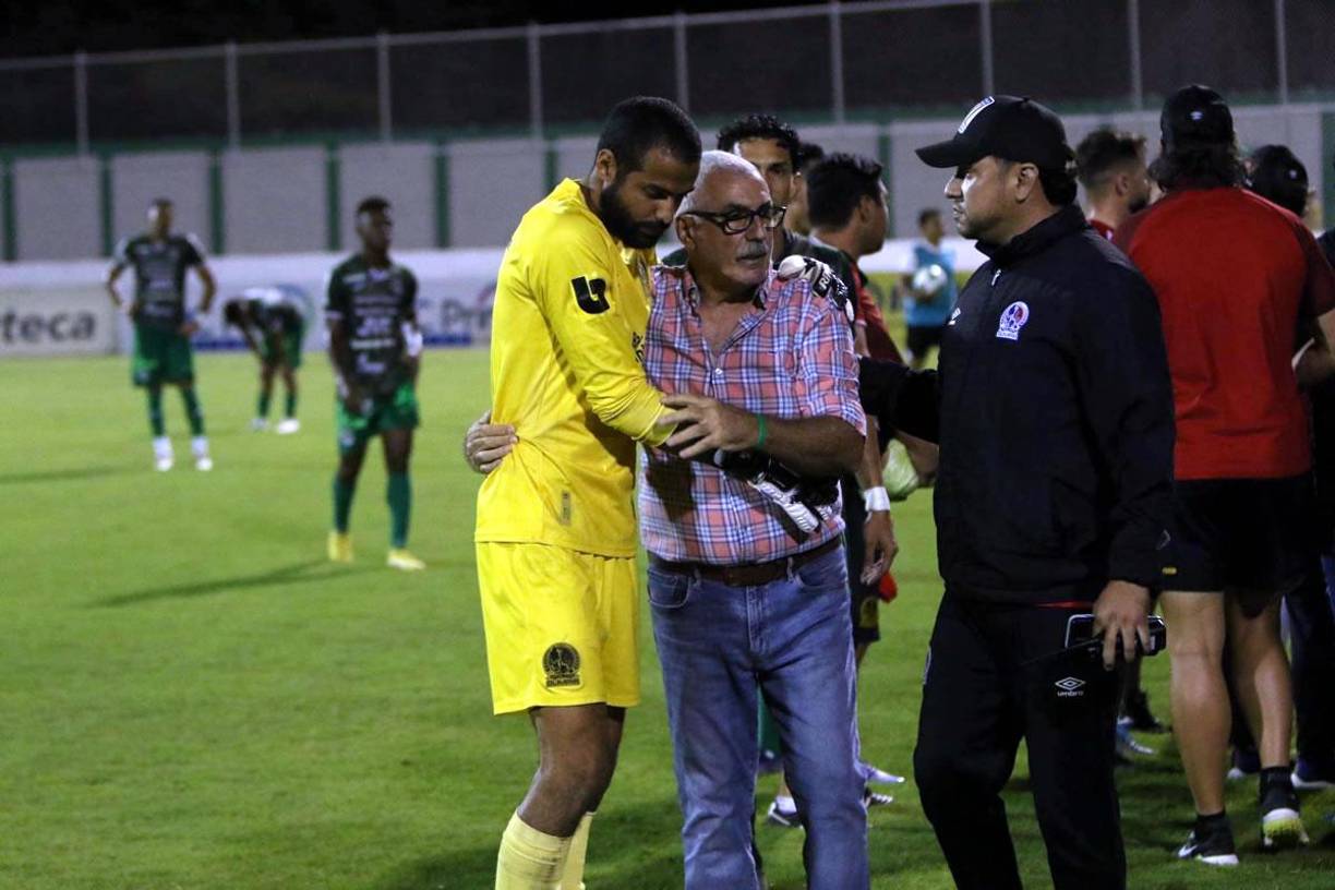 ‘Manolo‘ Keosseián también se abrazó con el portero olimpista Edrick Menjívar.