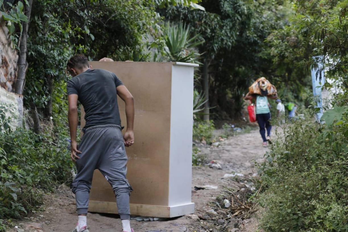 Elementos de la Policía Militar del Orden Público (PMOP) llegaron a la zona, tras las sendas denuncias, a resguardar a los vecinos, pero, en la mayoría de los casos, los vecinos tomaron sus pertenencias y huyeron del sitio. 