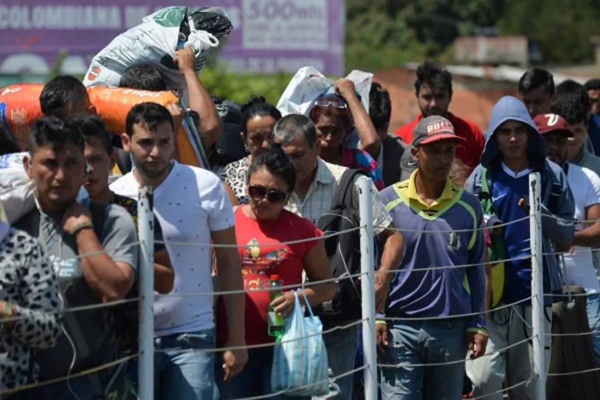 Todavía una sombra discontinua de caminantes recorre las orillas de las carreteras que van de Cúcuta hacia el interior, pasando por el páramo Berlín y sus temidas temperaturas bajas, luego de que el movimiento migratorio alcanzó su pico el año pasado.