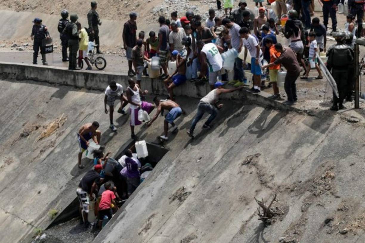 El río también recibe gran parte de las aguas negras de las comunidades ubicadas al borde Caracas.
