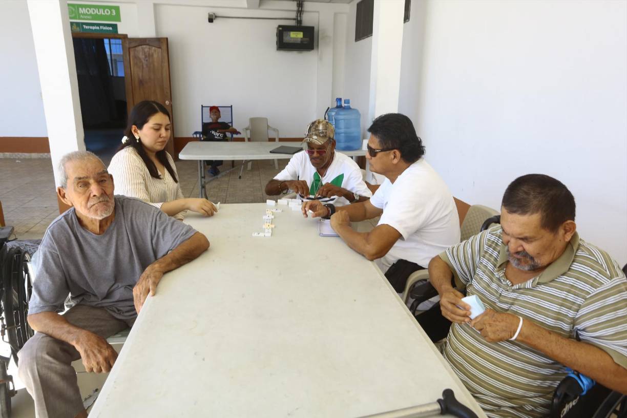 El sampedrano finalizó la entrevista aconsejando a los jóvenes que trabajen para alcanzar sus sueños, que las segundas oportunidades existen y nunca es tarde para iniciar de nuevo. Así como recordarles la importancia de cuidar, respetar y honrar a nuestros mayores.