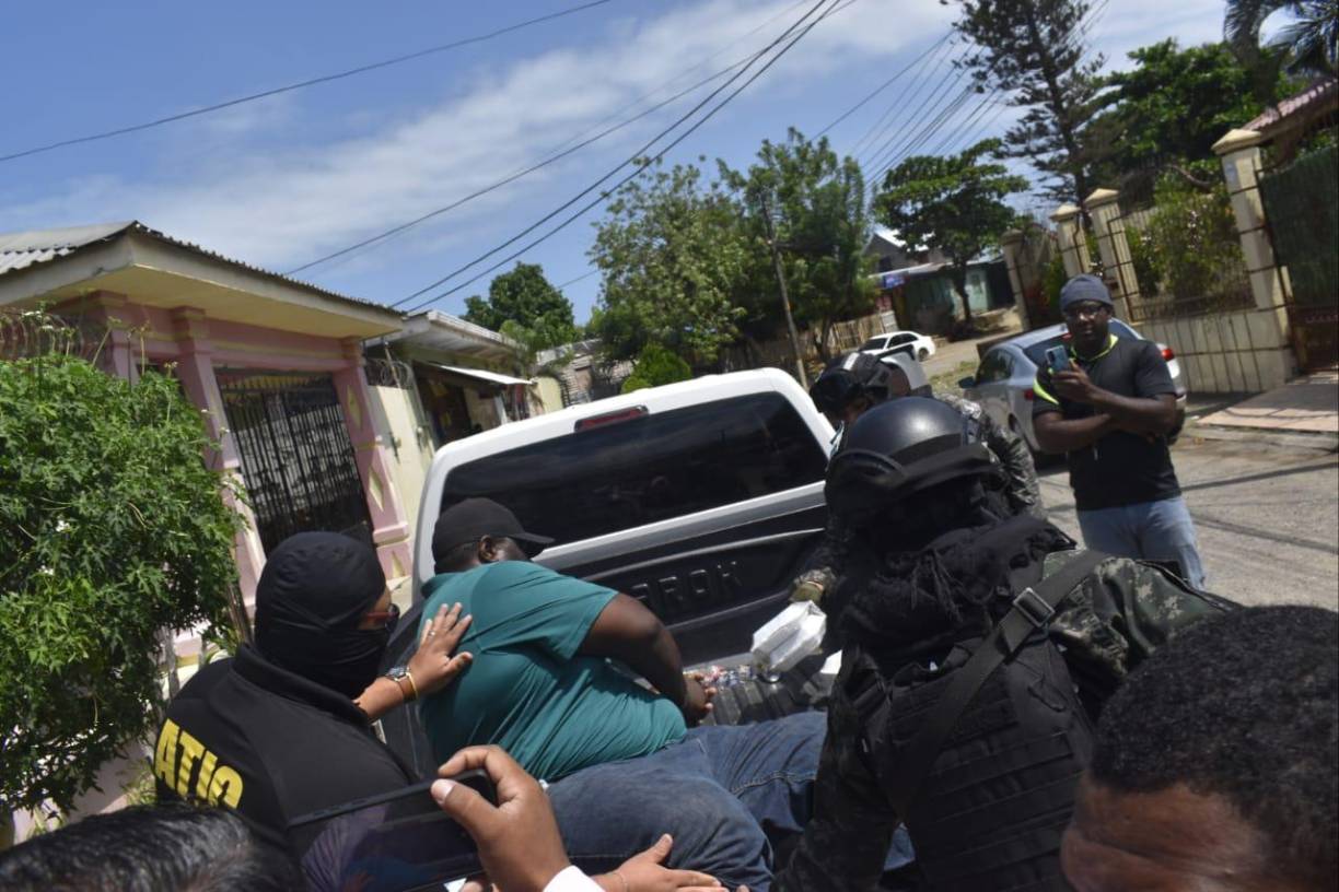 También, según las investigaciones, reciben drogan en pistas clandestinas de Sico, Colón y en Islas de la Bahía, vía marítima y aérea, proveniente de Suramérica.