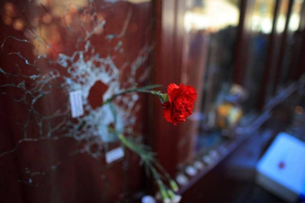 Ofrendas florales y las velas en los atentados de París.