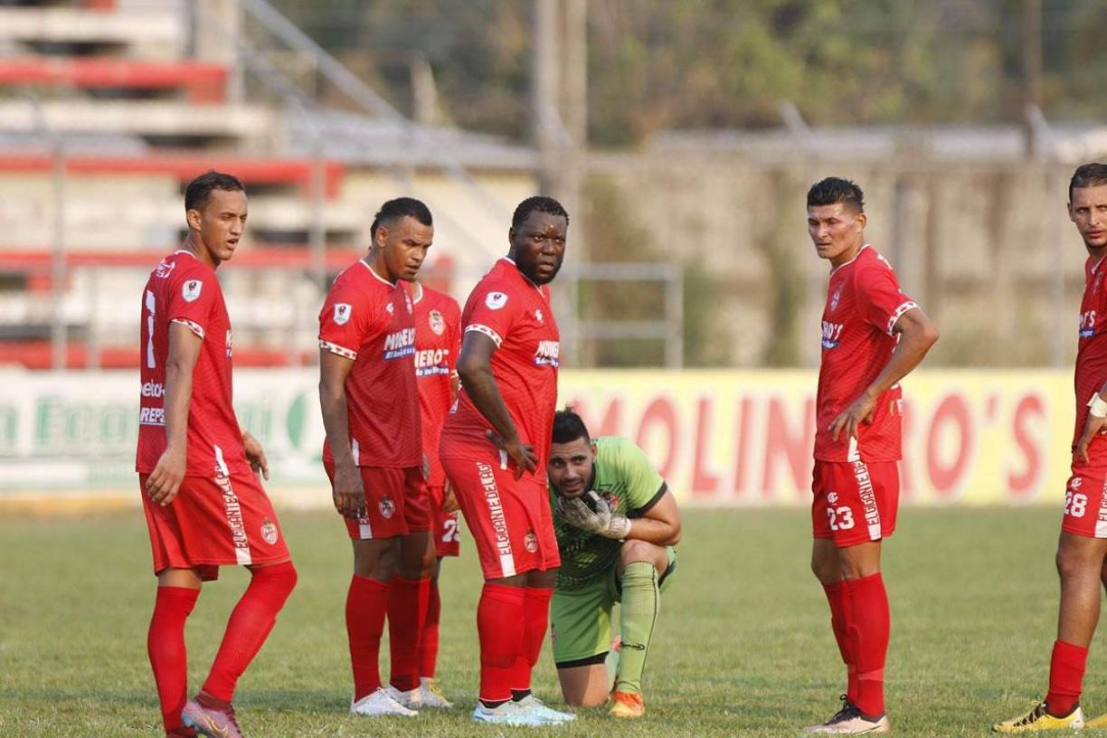 Los jugadores de la Real Sociedad se van cabizbajos al vestuario al medio tiempo del partido.