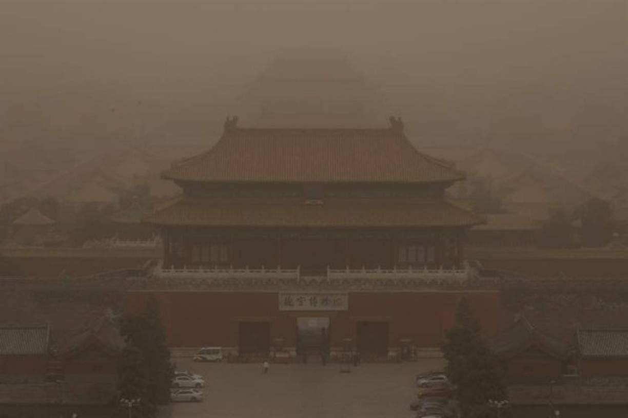 Una situación que dificultaba la visibilidad de algunos edificios emblemáticos como la Ciudad Prohibida o la sede de la televisión nacional, cuyo extremo, a 234 metros de altura, desaparecía entre la bruma.