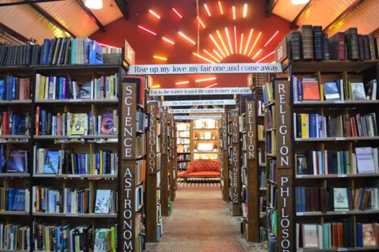 La librería Barter Books está ubicada en una antigua estación de tren del Reino Unido, lo que la convierte en un verdadero viaje literario. Foto:Traveler.es.