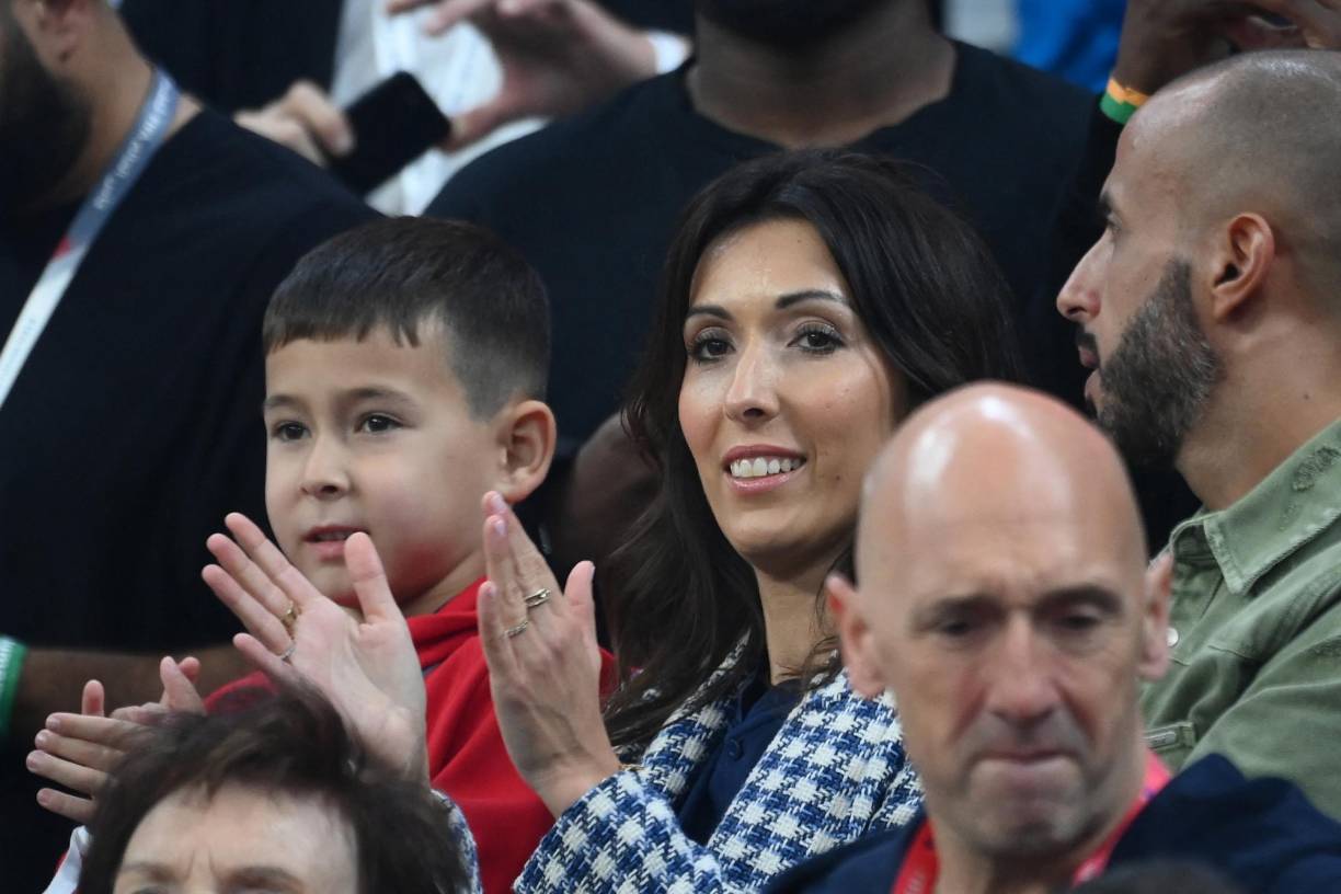La esposa del delantero, Olivier Giroud, Jennifer Giroud estuvo animando en las graderías junto a su compañía. 