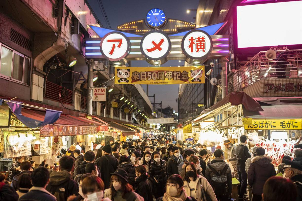 En Tokio, las personas realizan las compras de último momento para la cena de Noche Vieja.