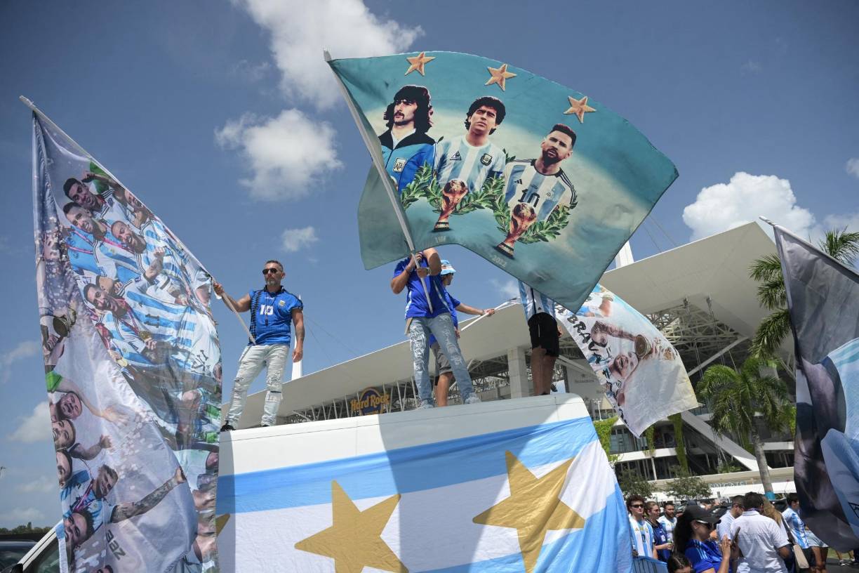 Los aficionados argentinos con el ambiente en las afueras del Hard Rock Stadium.
