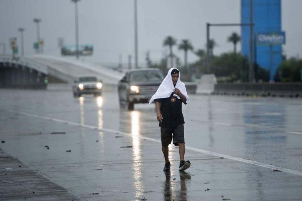 Un hombre camina por una calle de Houston tras el paso de Harvey.