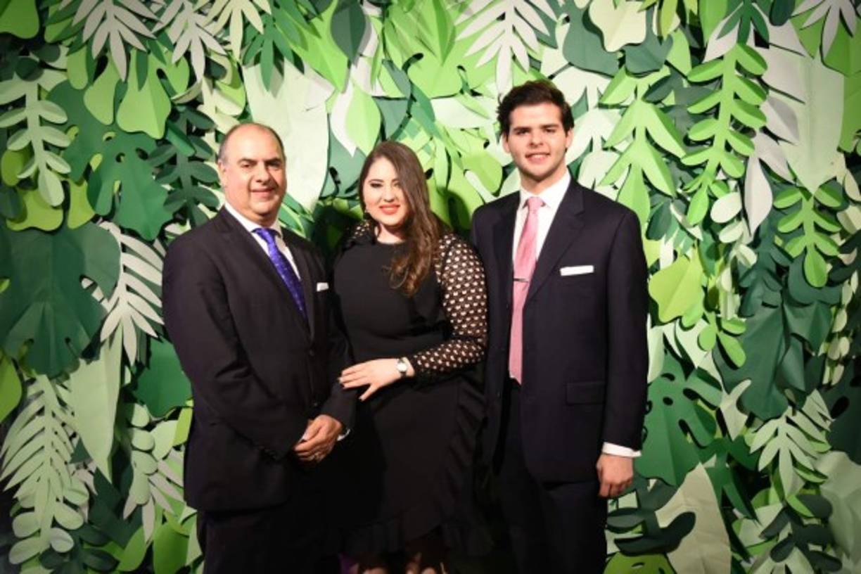 Constantino, Giulianna y Constantino Larach.