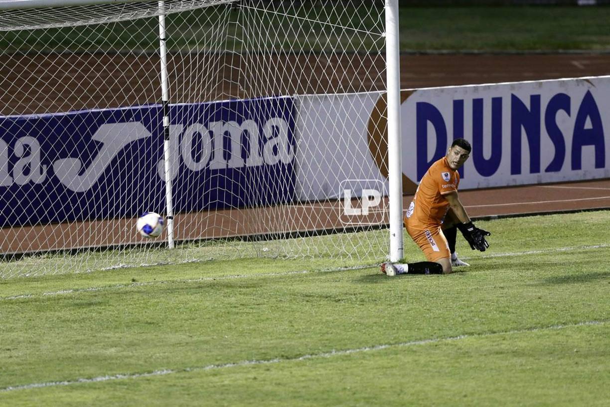 A Harold Fonseca se le fue de las manos el disparo de Odín Ramos en el cuarto gol del Marathón.