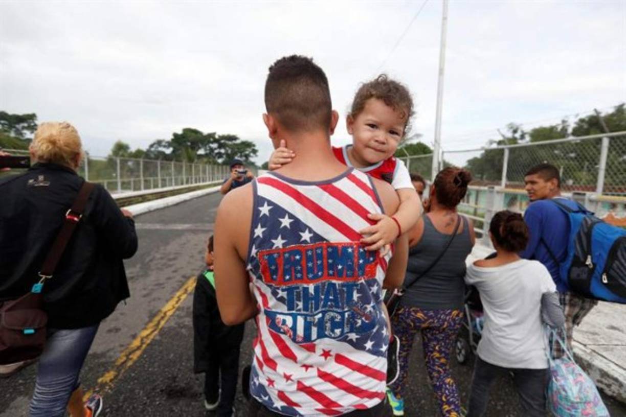 Inocentes a lo que sucede a su alrededor, los pequeños avanzan junto a los adultos a lo largo del trayecto.