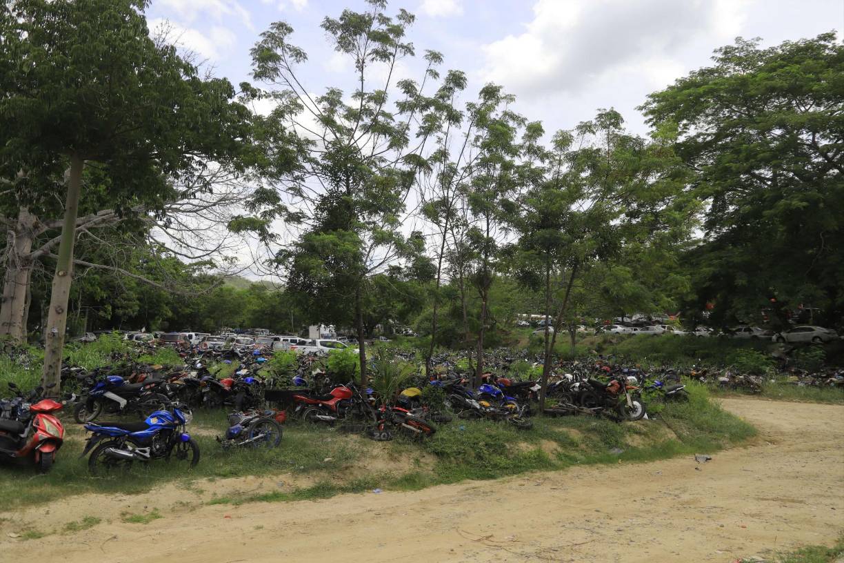 Víctor Cerrato, subjefe de la Sección de Investigación de Accidentes de Tránsito (SIAT), manifestó que anteriormente, los propietarios de los vehículos pagaban L50.00 diarios por el parqueo, pero de 2021 a la fecha se cobran L5.00 por día.