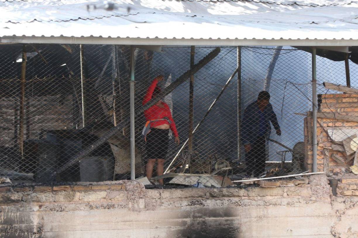 Cenizas y sueños apagados: las imágenes del incendio en mercado capitalino