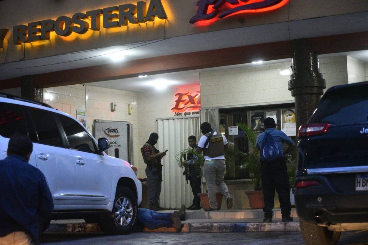 En el mismo hecho también fueron asesinados dos guardaespaldas de Erika García, cuyos cuerpos quedaron al lado de una camioneta blindada en la que se conducían. 