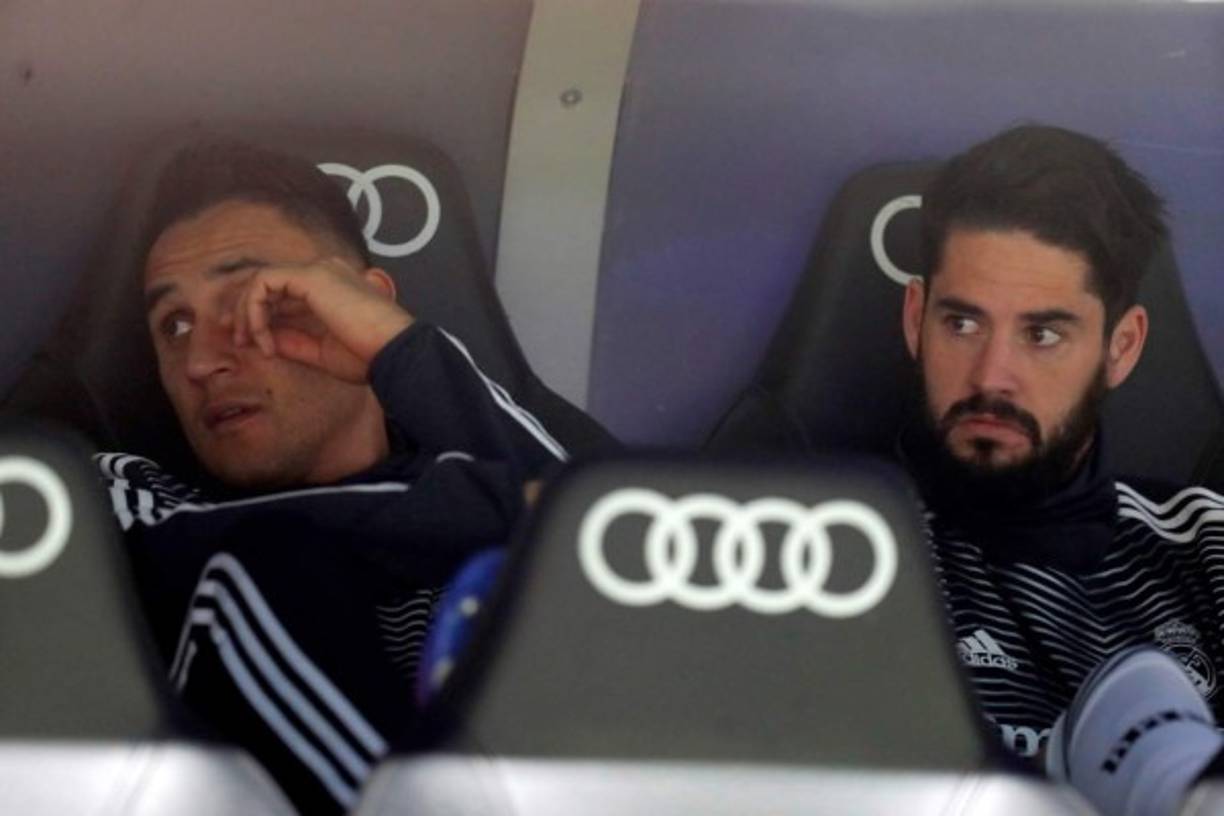 Así fueron captados Keylor Navas e Isco en el banquillo. Todo indica que ambos jugadores no seguirían en el Real Madrid la próxima campaña.