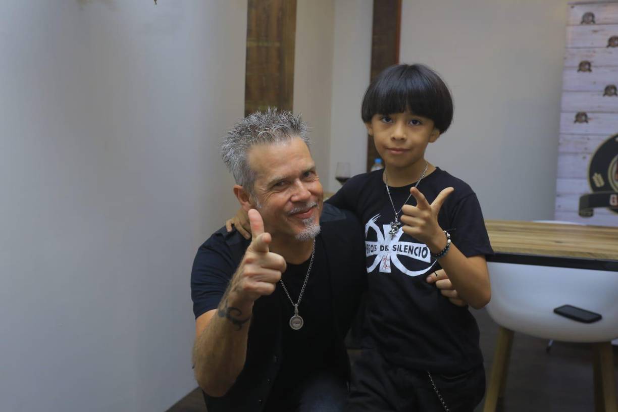 Alan Boguslavsky se tomó varias fotos del recuerdo con este pequeño fan de Héroes del Silencio. 