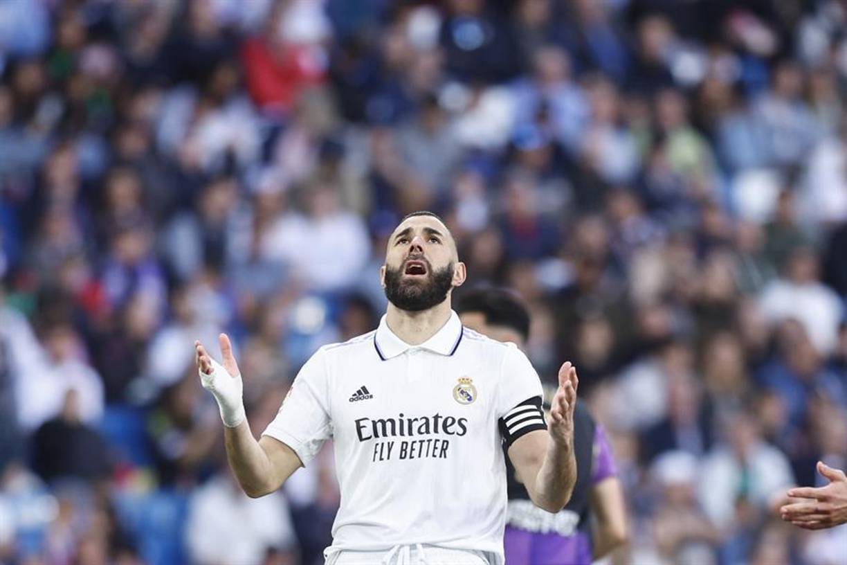 Atacante: Benzema, el capitán del Real Madrid, que buscará comandar y llevar al equipo a un nuevo triunfo.