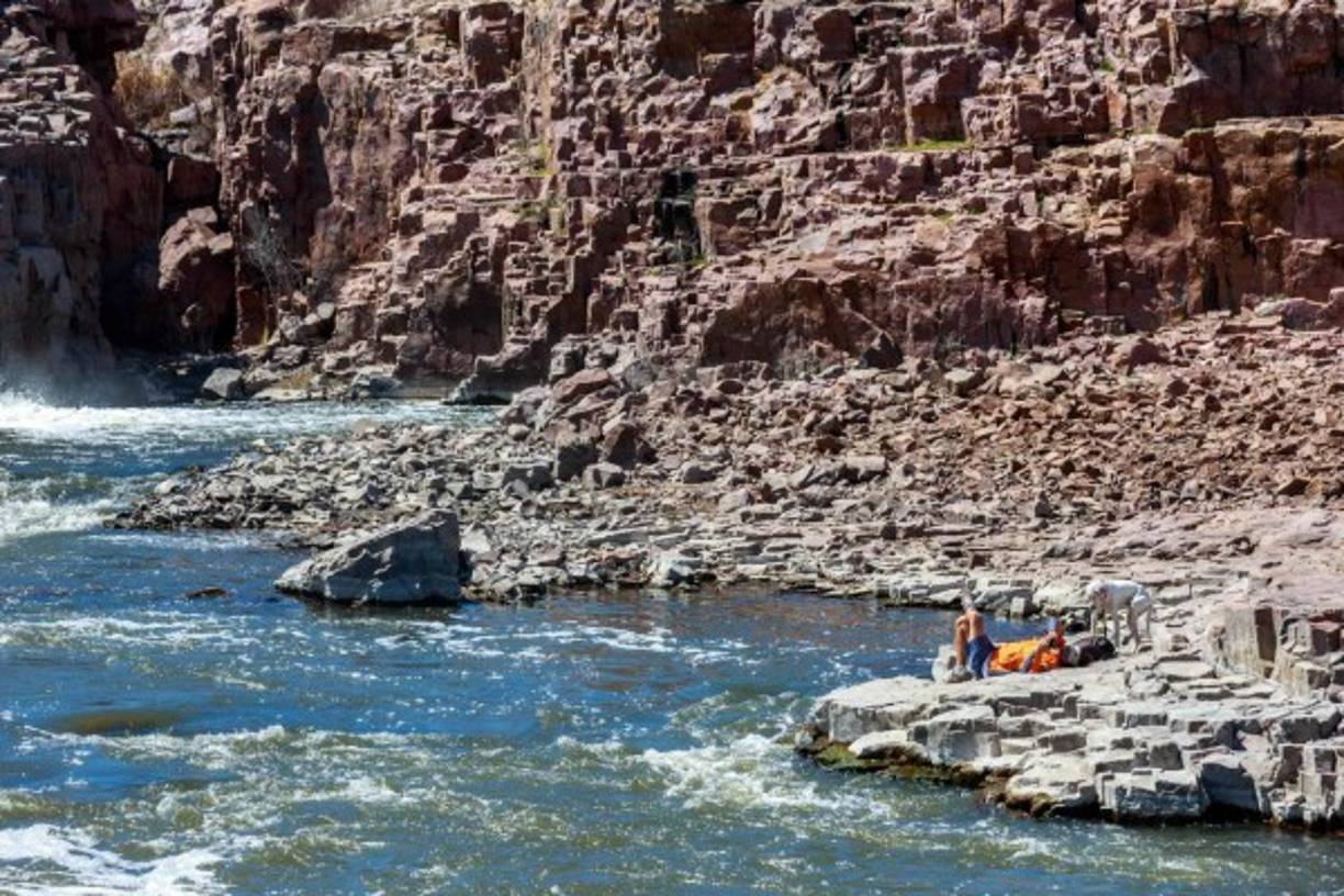 'Dakota del Sur no es Nueva York', dijo la gobernadora Kristi Noem, al frente del gobierno del estado conocido por sus enormes bustos presidenciales tallados sobre el granito del Monte Rushmore, que cuenta con una densidad de poco más de cuatro residentes por kilómetro cuadrado.