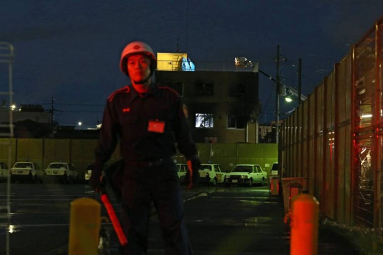 Los bomberos lograron contener el incendio tres horas después de que iniciara.