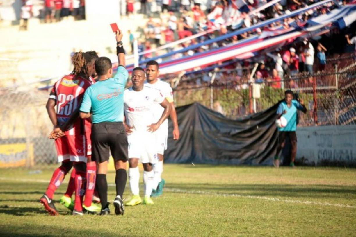 El árbitro Armando Castro expulsó a Júnior Lacayo tras ver mostrarle la segunda amarilla, a continuación la roja, y dejó con 10 hombres al Olimpia ante el Vida.