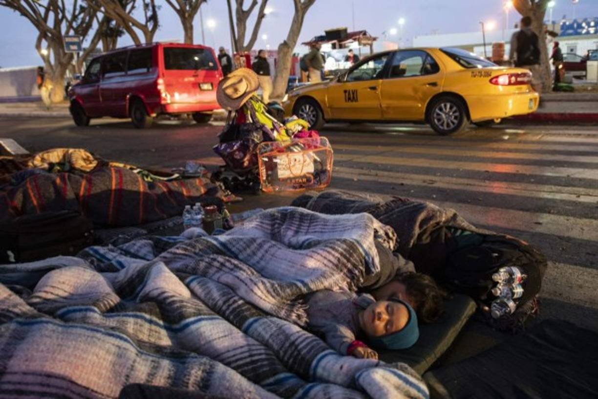 Ante la necesidad de recursos para atender a los miles de integrantes de la caravana migrante centroamericana, el alcalde de la ciudad mexicana de Tijuana, Juan Manuel Gastélum, declaró hoy una crisis humanitaria en esta ciudad mexicana.<br/><br/><br/>Mientras tanto los miles de migrantes se ven obligados a dormir en la calle porque los albergues están abarrotados.