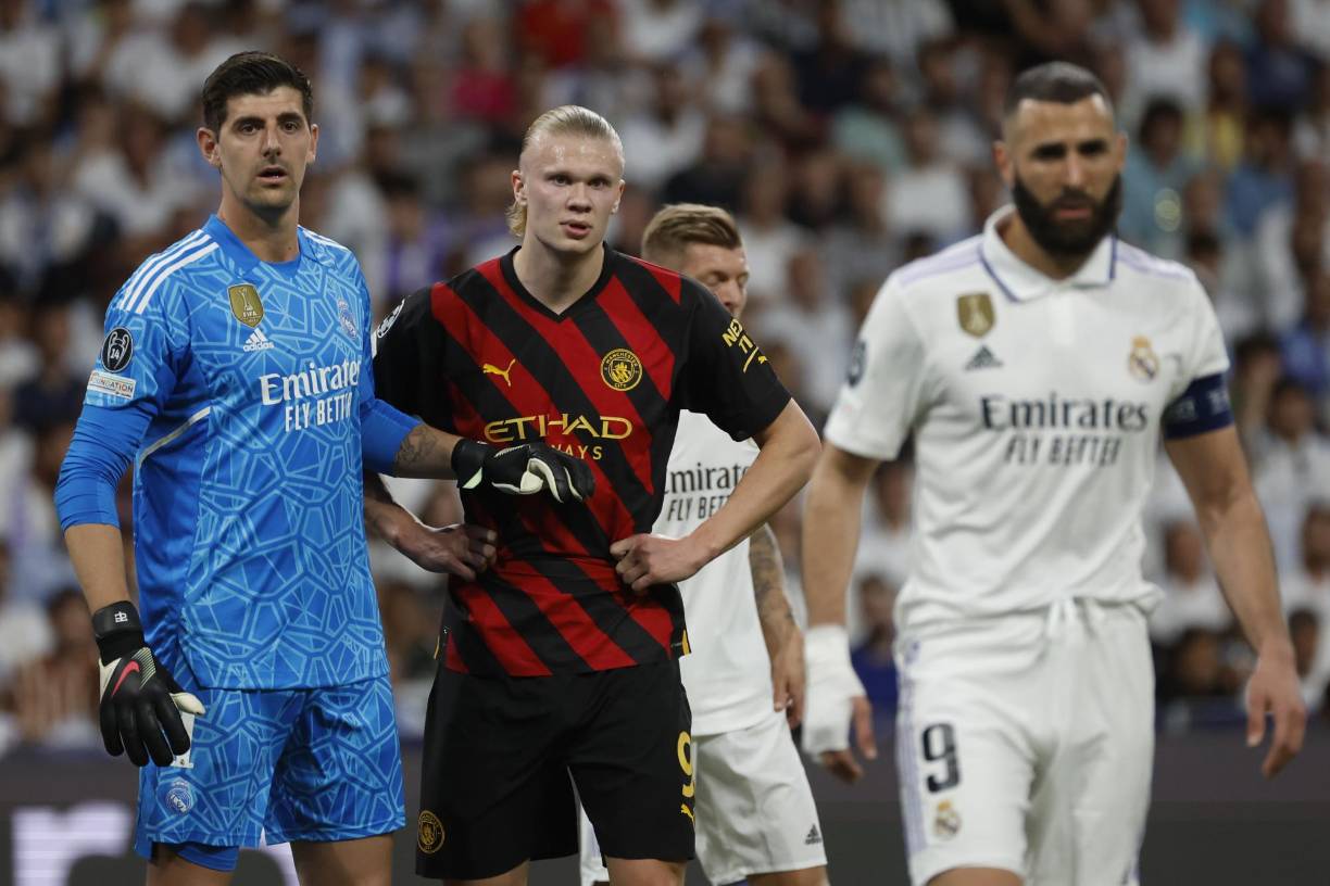 Haaland decidió no fichar por el Real Madrid ya que en el club blanco estaba atravesando por su mejor momento Karim Benzema. Por tal razón, el noruego percibió que no sería titular en el cuadro blanco.