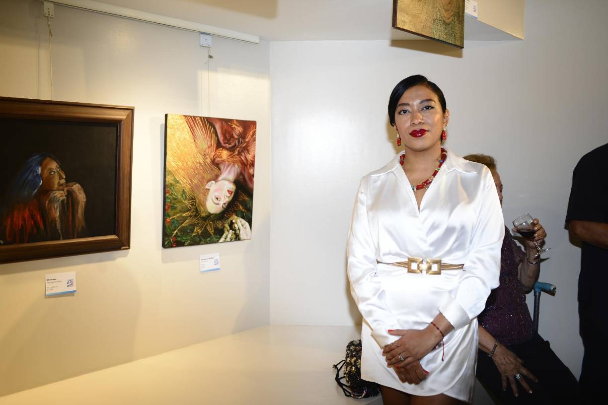 Ada Cáceres y su muestra artística “Floresta en destellos”