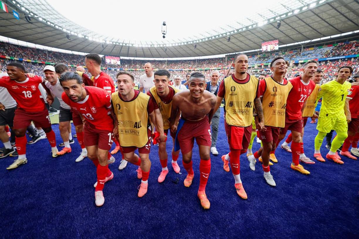 Los jugadores de Suiza celebraron con sus aficionados en el Olympiastadion de Berlín tras eliminar a Italia.