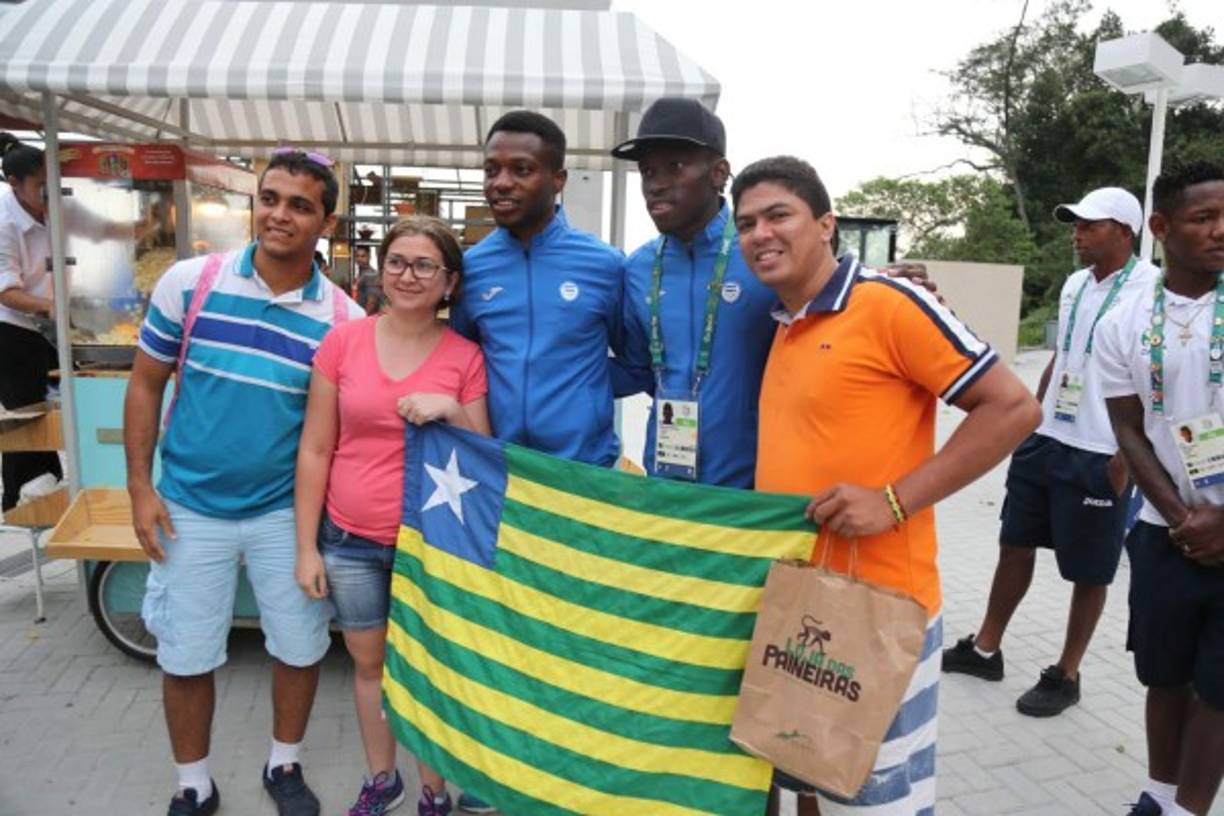 Los aficionados no perdieron la oportunidad de tomarse una foto con Alberth Elis.
