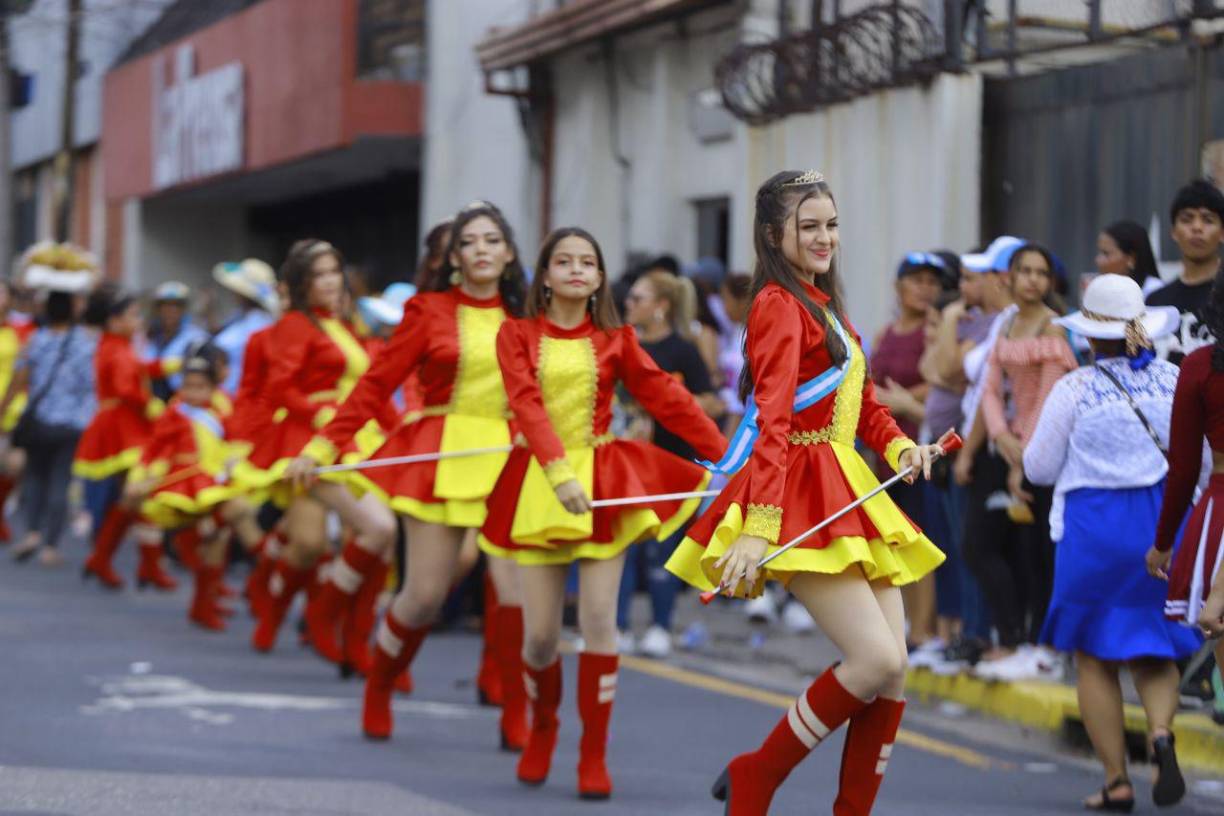 Las chicas del Instituto Jesús de Nazareth demuestran su talento en su presentación. 