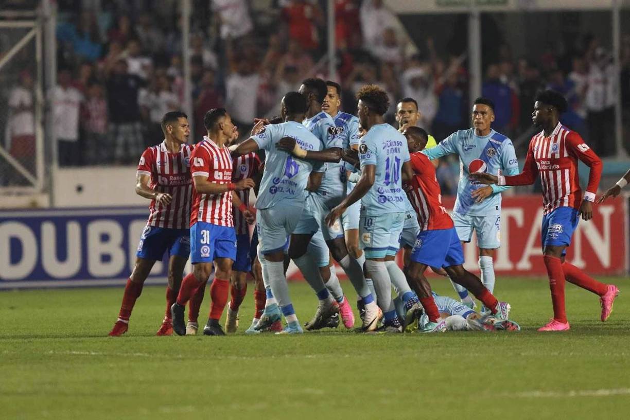 Los jugadores de Motagua y Olimpia protagonizaron un zafarrancho en los minutos finales del partido tras una falta sobre Marcelo Santos.