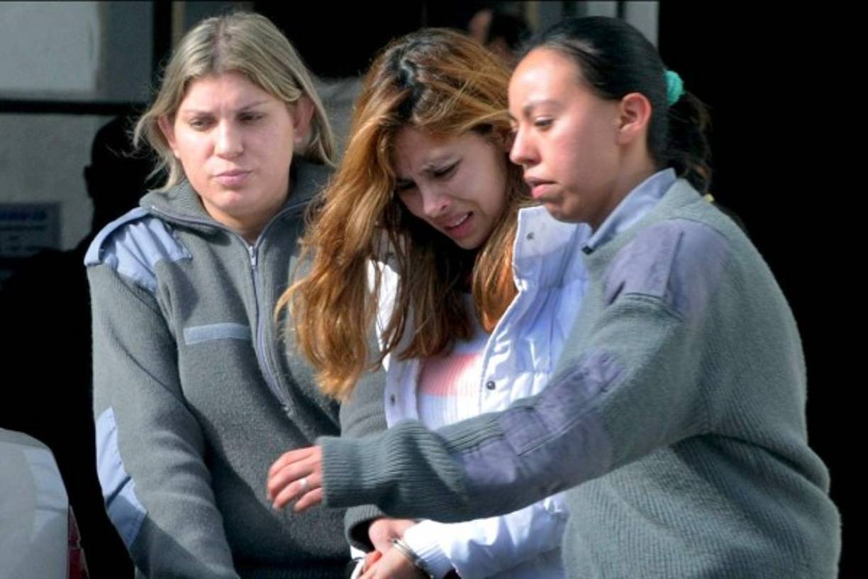 Angie se casó con un narcotraficante mexicano a quien sólo se identifica como 'El Monstruo'. De este hombre aprendió algunos secretos del narcotráfico y fue así como formó una red que reclutaba a mujeres bellas y las usaba como mulas para enviar heroína a EUA y Europa.