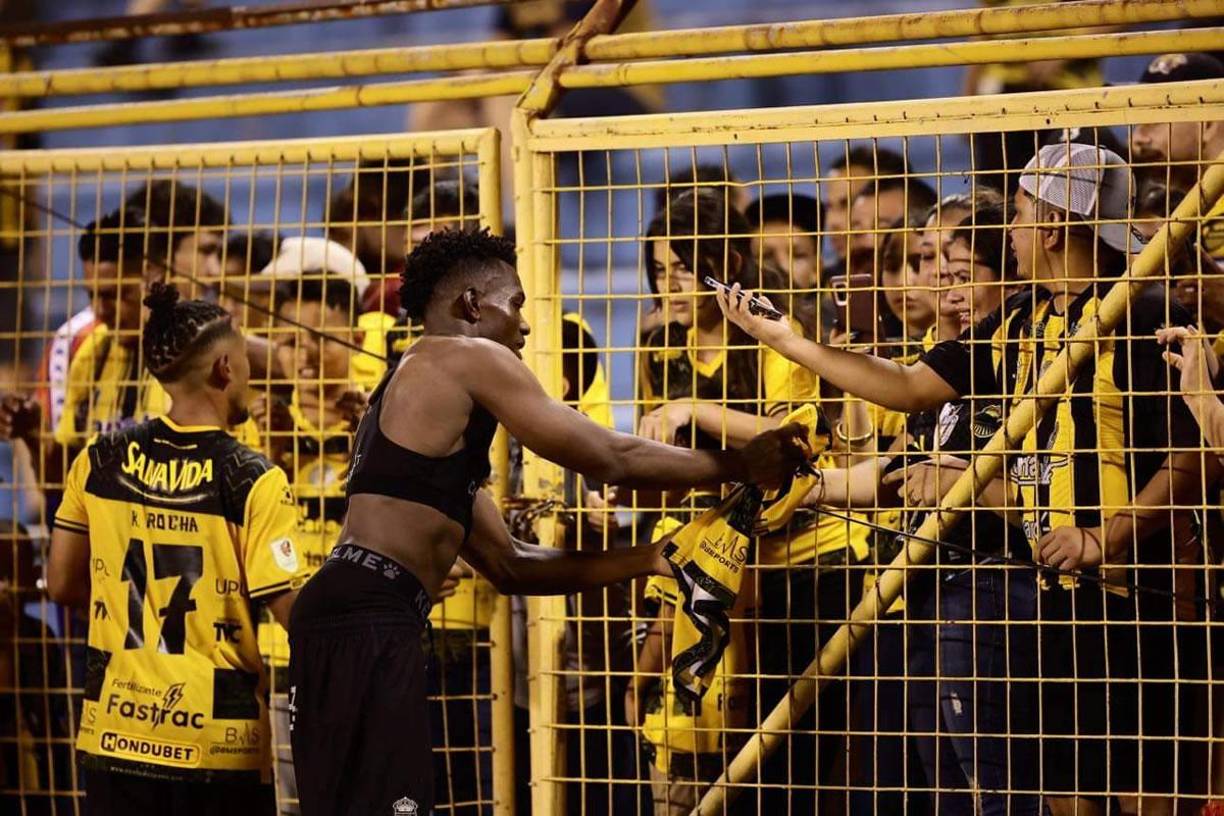 Dixon Ramírez regaló su camiseta a una aficionada del Real España en las graderías del estadio Olímpico.
