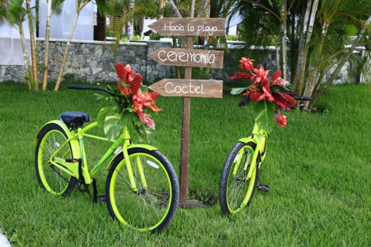 Hasta bicicletas retro fueron colocadas para engalar los parajes seleccionados para el enlace