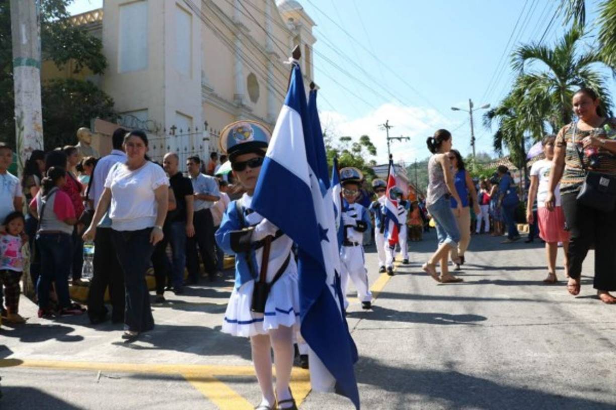 El desfile comenzó frente al hospital y concluyó frente a la plaza cívica.<br/>
