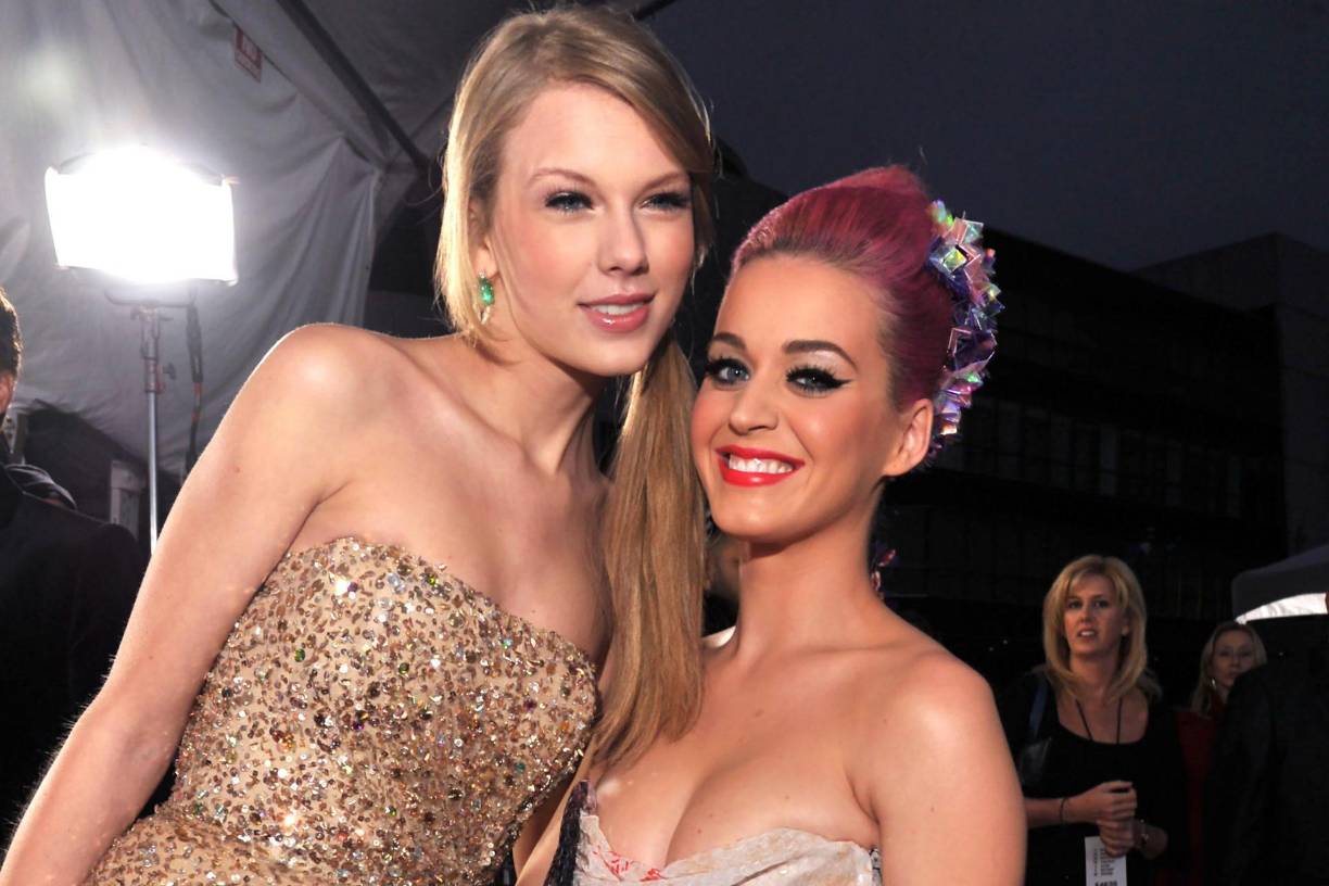 La pelea entre Taylor Swift y Katy Perry data desde el 2014, cuando en una entrevista con Rolling Stone, Swift acusó a Perry de querer sabotear su gira al intentar contratar a parte de su staff a sus espaldas. Perry no se quedó callada y le respondió vía Twitter, catalogando a Taylor como Regina George, el personaje de Mean Girls: “Cuídense de Regina George en piel de oveja”. Además el problema se agravó cuando Perry salió con John Mayer, ex pareja de Swift.