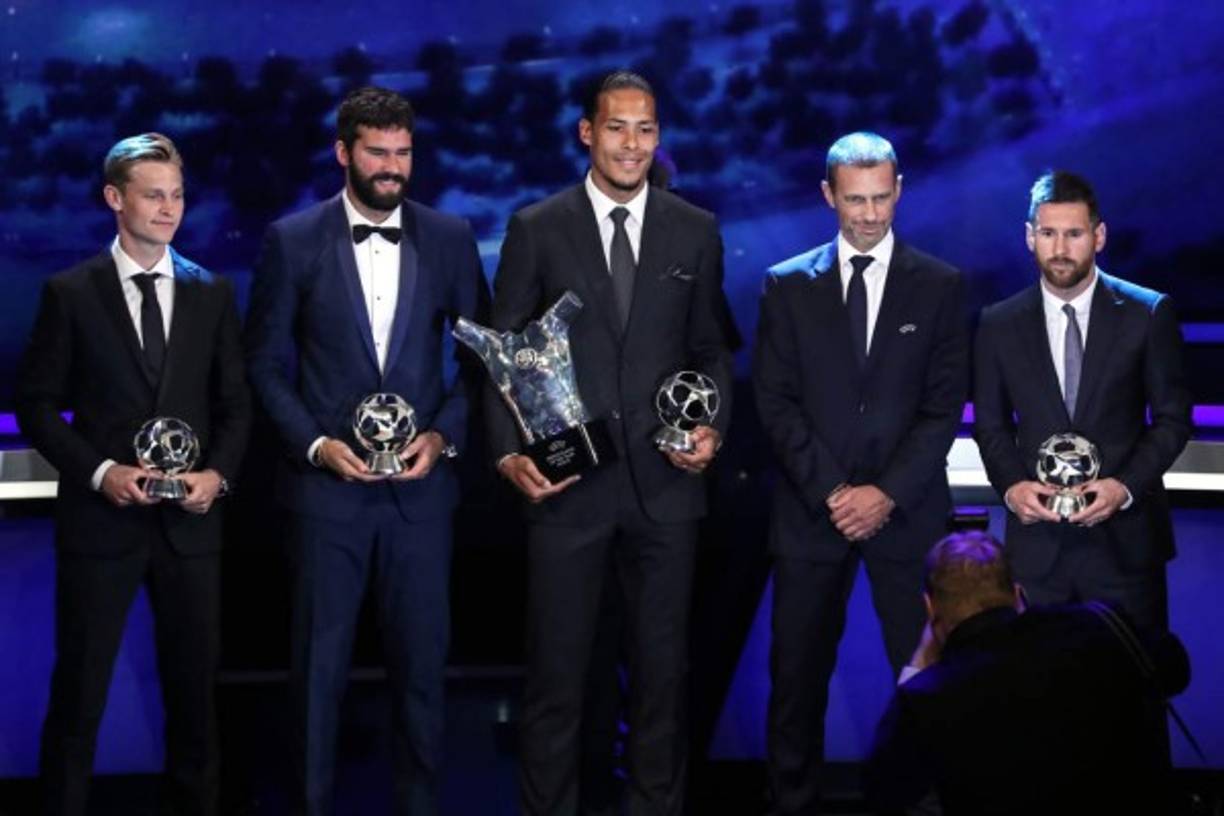 Los ganadores de la UEFA: Frenkie de Jong, Alisson Becker, Virgil van Dijk y Lionel Messi, acompañados por el presidente de la UEFA, Aleksander Ceferin.