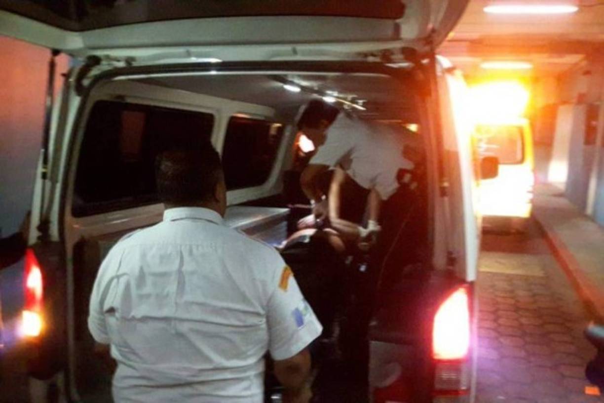 Al menos seis muertos y unos doce heridos es el saldo preliminar de un tiroteo que se registró hoy en el Hospital Roosevelt, en el sur de la capital guatemalteca, informó el director de la Policía Nacional Civil (PNC), Nery Ramos. El jefe policial precisó a la radio local Emisoras Unidas que se trató de un ataque directo contra guardias del Sistema Penitenciario (SP) que habían trasladado a un reo a ese centro asistencial.