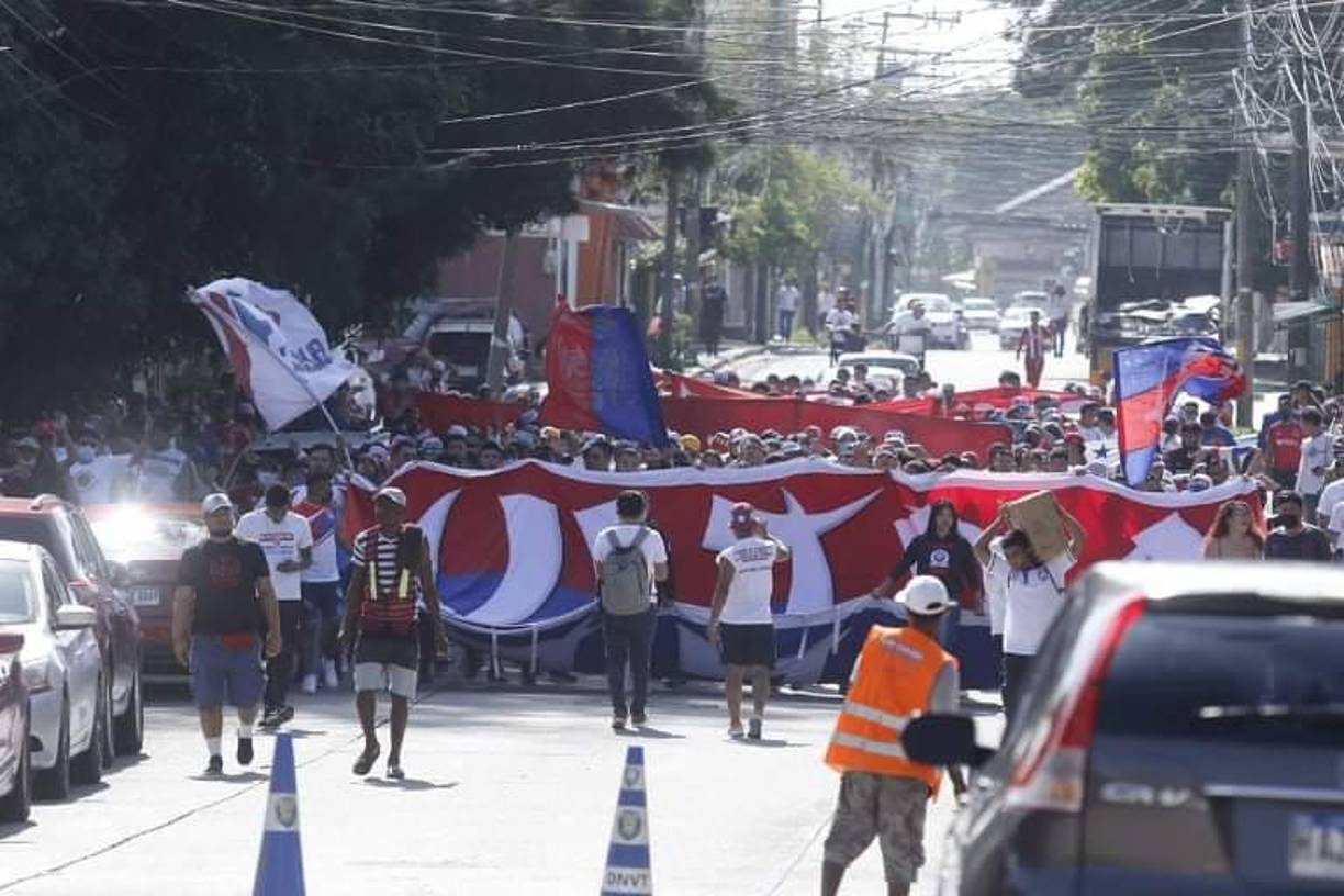 En las afueras del estadio Ceibeño se vivió un bonito ambiente con la barra del Olimpia.