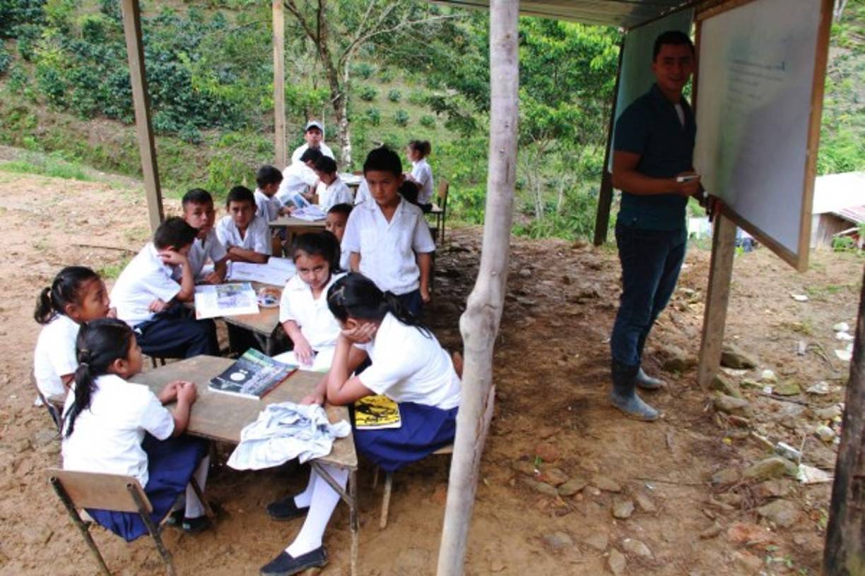 El maestro inició labores en julio pasado mediante contrato y manifestó que para él es un orgullo dar clases a los niños de esa comunidad; sin embargo, “la escuela está olvidada, no tenemos textos ni suficientes pupitres, y los que hay los hemos conseguido con organizaciones o a través de solicitudes que hago por mi cuenta”.<br/>