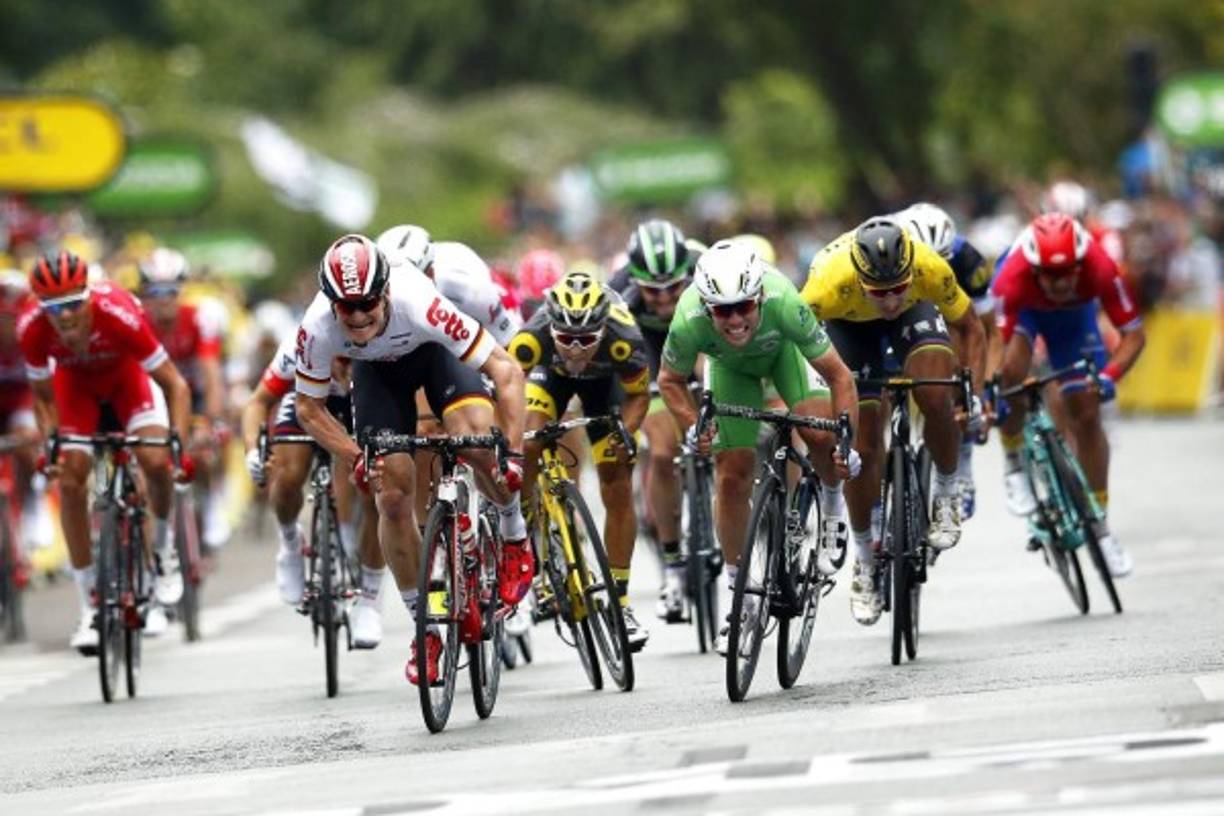 CICLISMO. Pedaleando por el liderato. El ciclista británico Mark Cavendish (blanco) se impone en el esprint seguido por el Alemán André Greipel (verde) en la tercera etapa de la 103 edición del Tour de Francia, entre las localidades de Granville y Angers. Foto: EFE/Yoan Valat