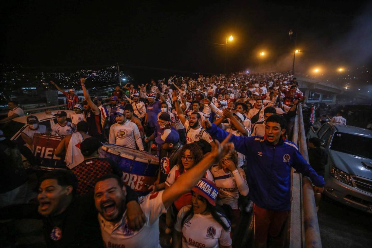 Bellas chicas y la Ultra Fiel: el ambientazo en la semifinal de vuelta Olimpia-Motagua en el Nacional