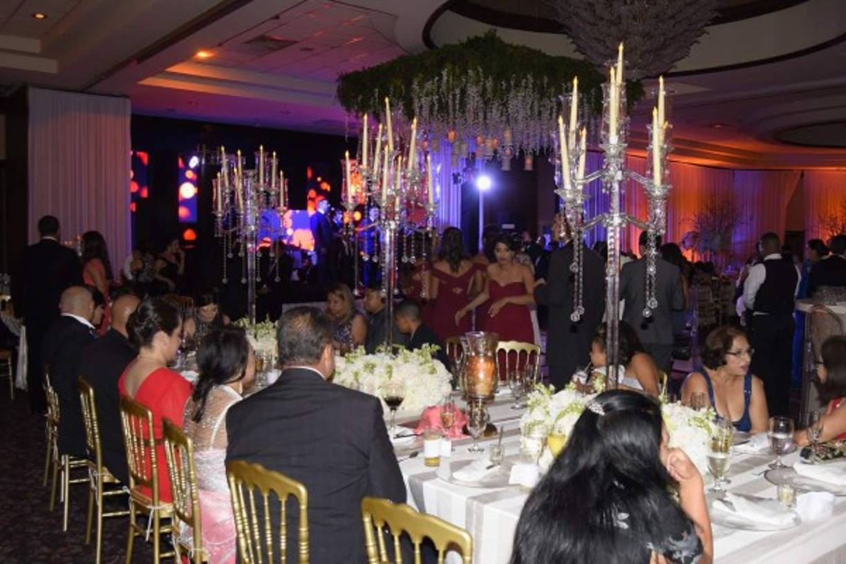 Los invitados compartieron en una atmósfera de primavera y distinción sutil.