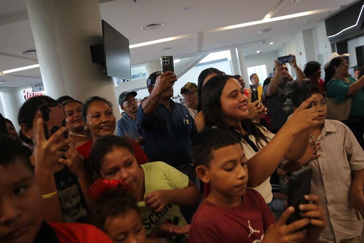 Pese a la dolorosa derrota, varios aficionados esperaron la llegada de los seleccionados hondureños.