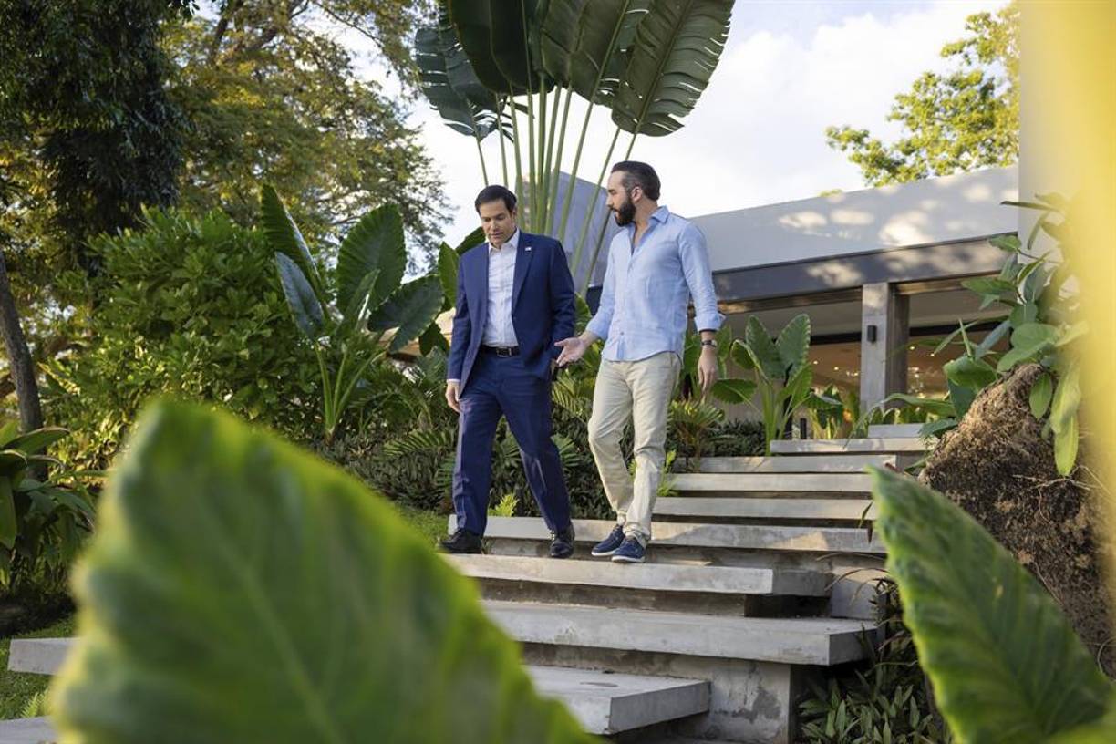 Bukele y Rubio salieron a un balcón a observar las vistas del lago frente a la residencia del mandatario y preguntado por la prensa, el presidente salvadoreño anticipó que habría un acuerdo “sin precedentes”.