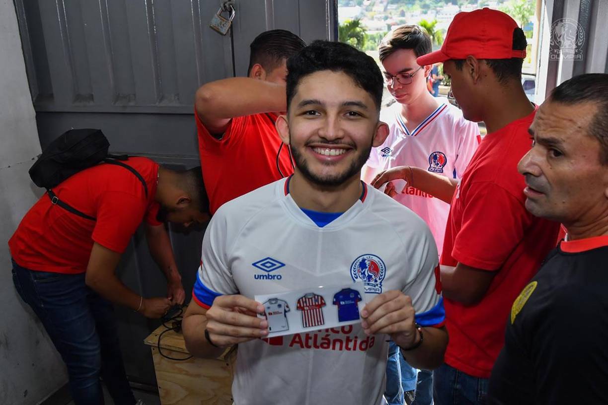 El Olimpia tuvo un buen gesto con sus aficionados, regalando stikers en la tranda al estadio Nacional Chelato Uclés.