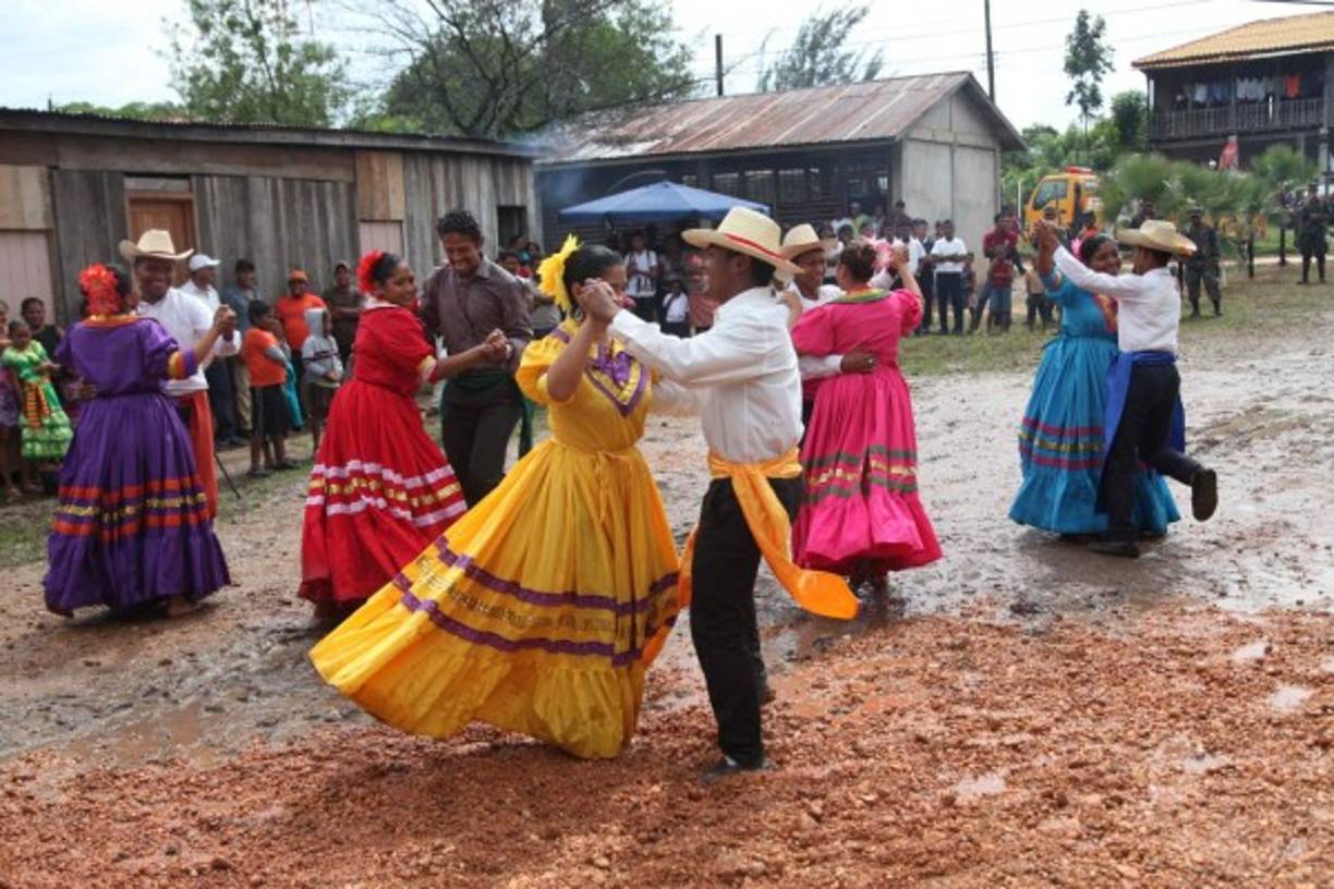En la despedida a los marines hubo danza folclórica.