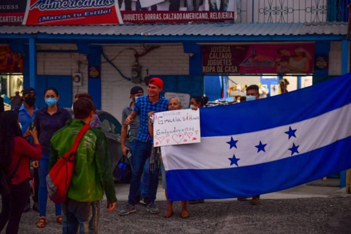 A ambos países arribaron caravanas de vehículos salvadoreños transportando alimentos y otros medios para atender a los damnificados, lo mismo que maquinaria con personal para remover escombros, más equipos de socorristas y médicos.